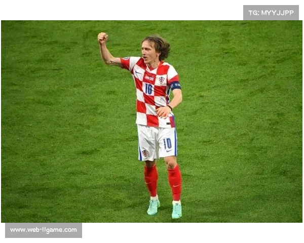 终场哨响，克罗地亚老将莫德里奇跪地掩面：米兰中场核心的战术价值